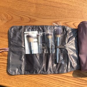 IT cosmetics brushes and travel case